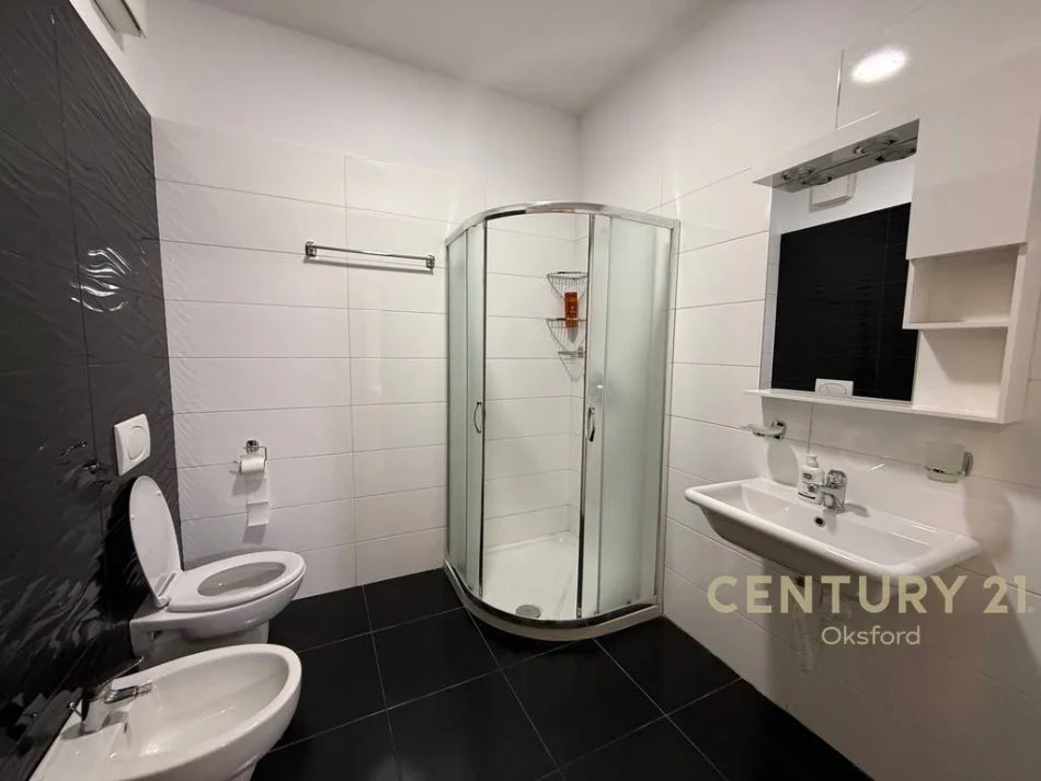 Tirane, jepet me qera apartament 2+1+Ballkon Kati 2, 116 m² 1.200 € (Rruga Kavajes)