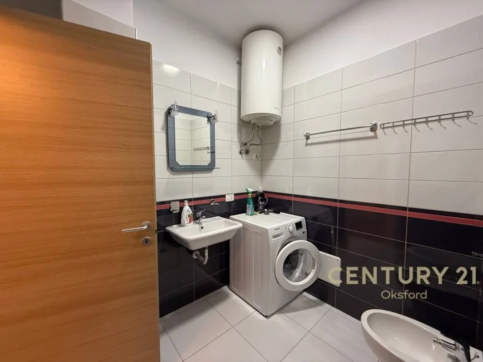 Tirane, jepet me qera apartament 2+1+Ballkon Kati 2, 116 m² 1.200 € (Rruga Kavajes)