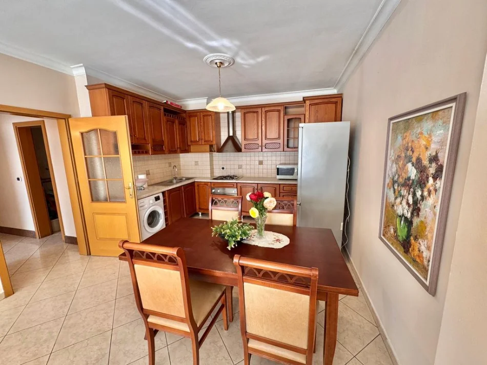 Tirane, jepet me qera apartament 2+1 Kati 7, 104 m² 850 € (blloku)