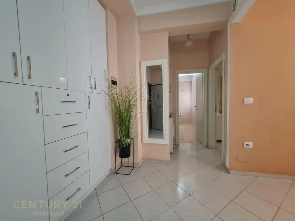 Tirane, jepet me qera apartament Kati 8, 71 m² 650 € (Ish Blloku)