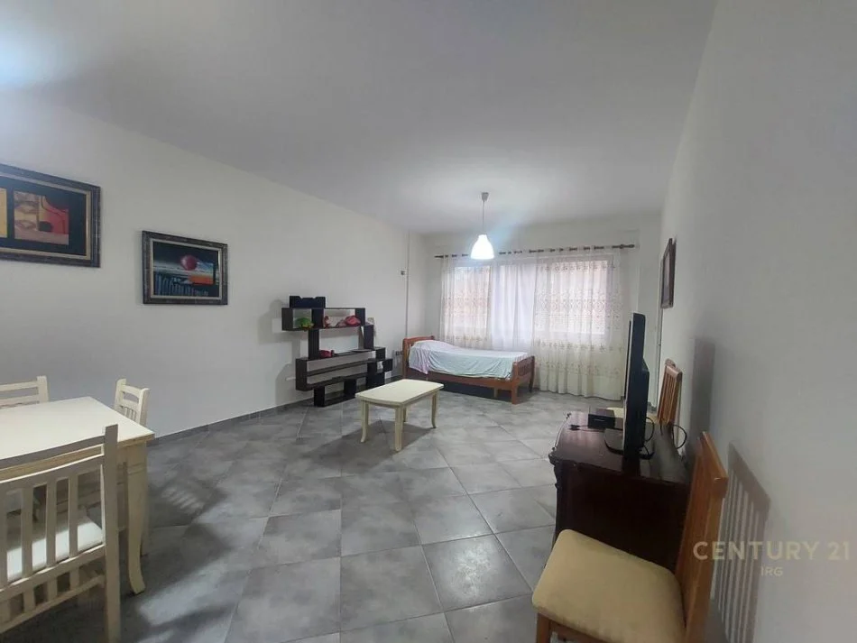 Tirane, jepet me qera apartament 1+1 Kati 3, 85 m² 400 € (prane bar artistit)