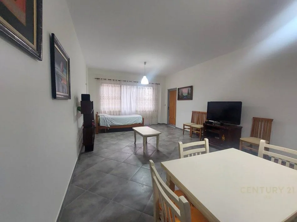 Tirane, jepet me qera apartament 1+1 Kati 3, 85 m² 400 € (prane bar artistit)