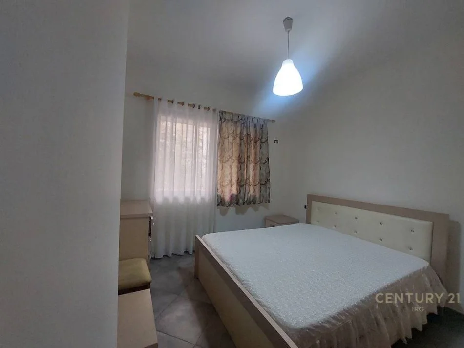 Tirane, jepet me qera apartament 1+1 Kati 3, 85 m² 400 € (prane bar artistit)