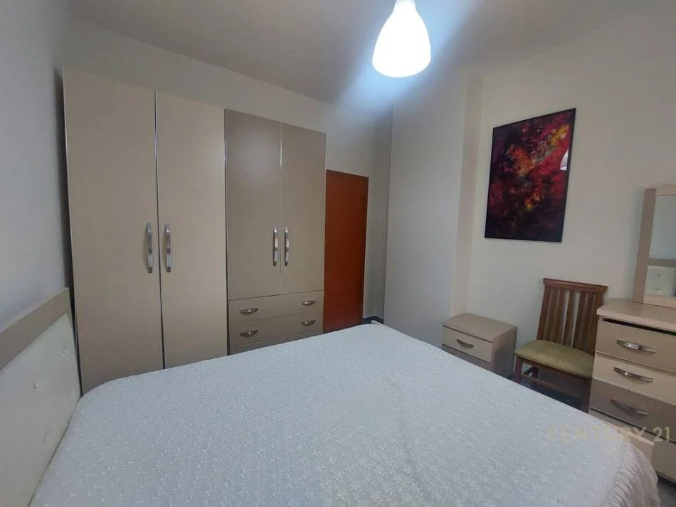 Tirane, jepet me qera apartament 1+1 Kati 3, 85 m² 400 € (prane bar artistit)