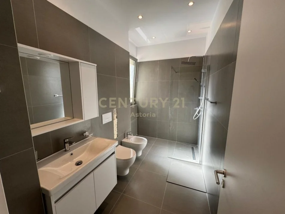 Tirane, jepet me qera apartament 3+1+Aneks Kati 1, 155 m² 2.000 € (Liqeni i Thate)