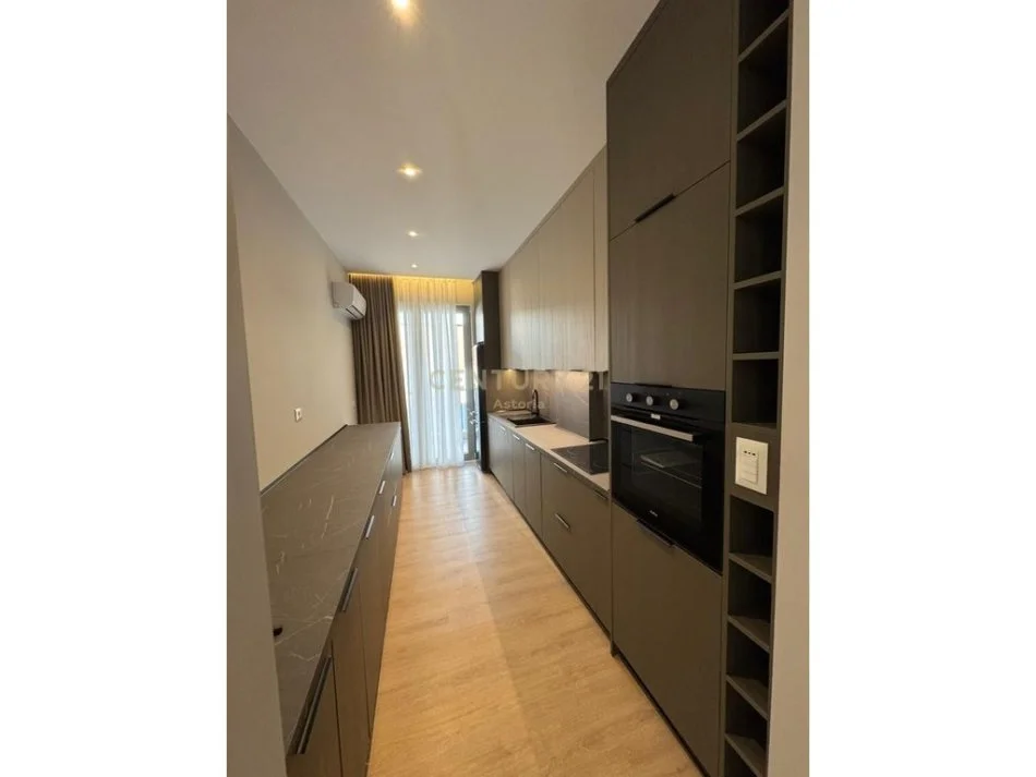 Tirane, jepet me qera apartament 3+1+Aneks Kati 1, 155 m² 2.000 € (Liqeni i Thate)