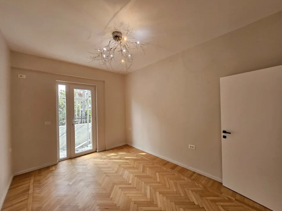 Tirane, jap me qera ambjent biznesi Kati 2, 100 m² 1.000 € 
