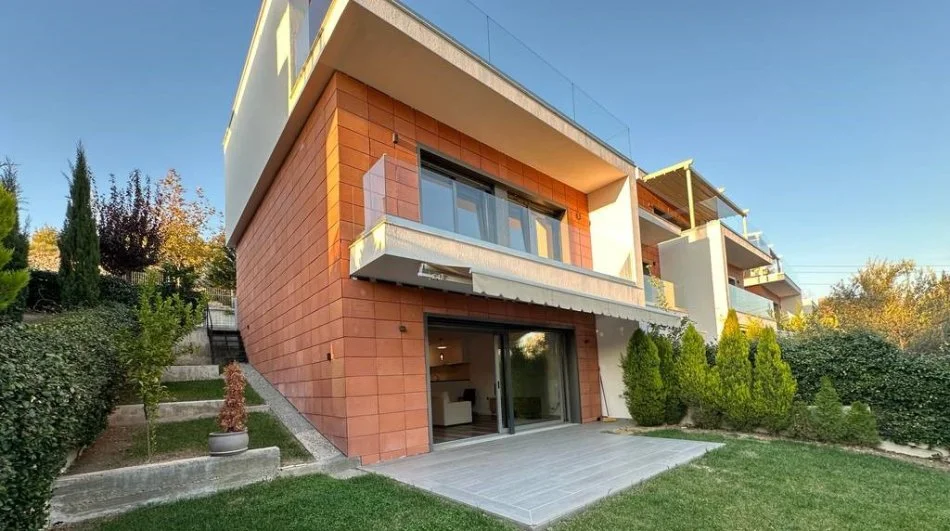 Tirane, shitet Vile 3 Katshe Kati 3, 300 m² 650.000 € (rruga mjull bathore)