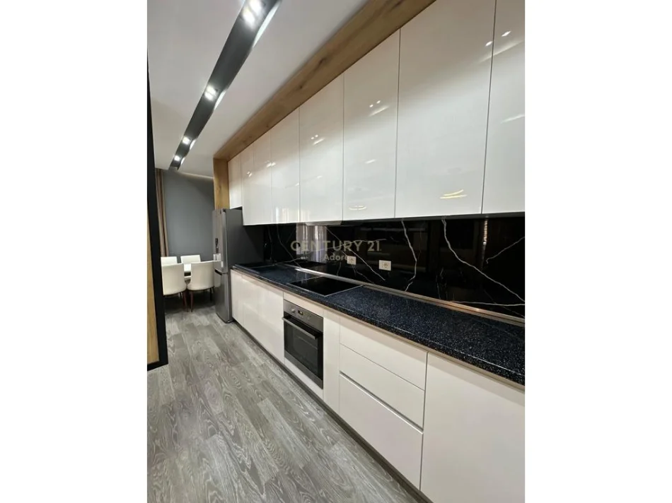 Tirane, jepet me qera apartament+verande | Penthouse 4+1 Kati 6, 122 m² 1.200 € (kodra e diellit)