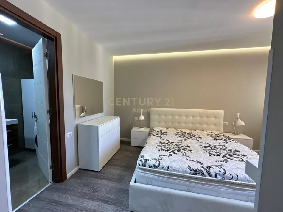 Tirane, jepet me qera apartament+verande | Penthouse 4+1 Kati 6, 122 m² 1.200 € (kodra e diellit)