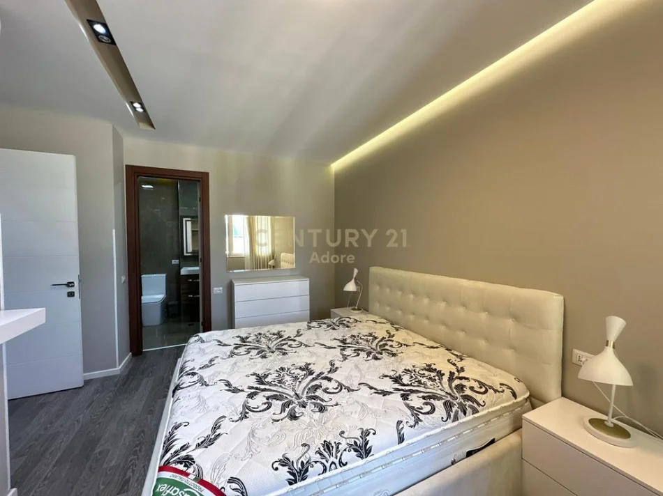 Tirane, jepet me qera apartament+verande | Penthouse 4+1 Kati 6, 122 m² 1.200 € (kodra e diellit)