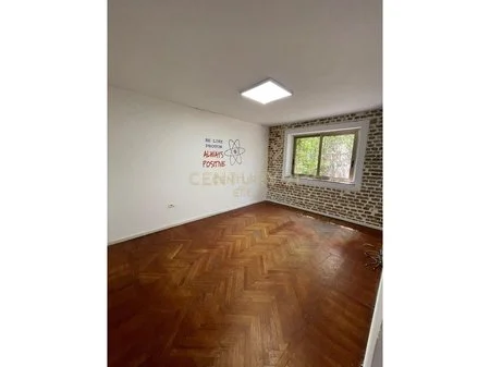 Tirane, jepet me qera apartament 3+1+Ballkon Kati 1, 96 m² 1.000 € (Myslym Shyri)