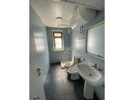 Tirane, jepet me qera apartament 3+1+Ballkon Kati 1, 96 m² 1.000 € (Myslym Shyri)