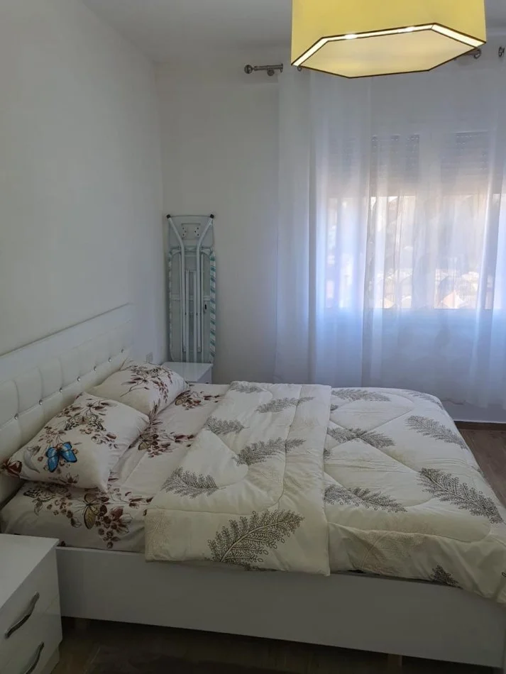 Tirane, jepet me qera apartament 1+1+Ballkon Kati 3, 77 m² 500 € (Don Bosko)
