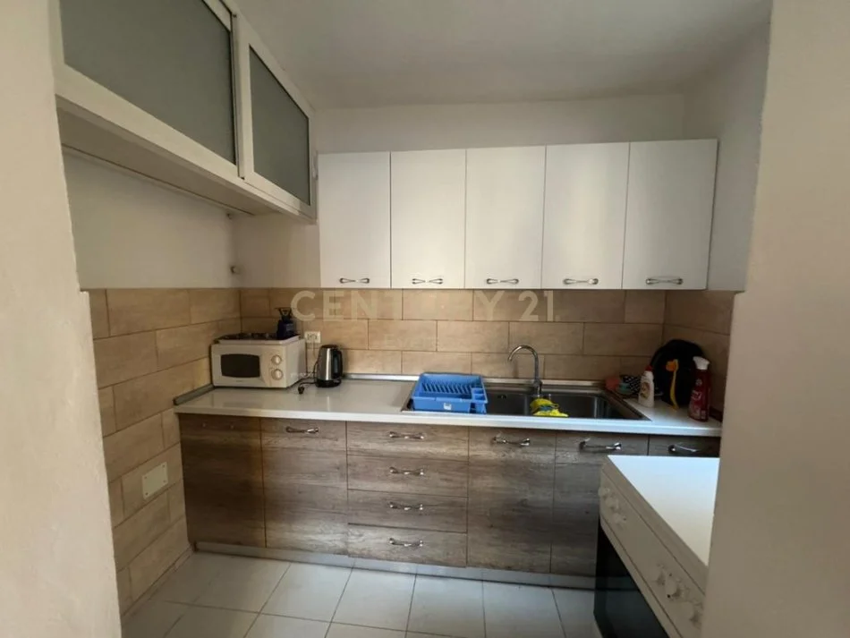 Tirane, jepet me qera apartament 3+1 Kati 2, 88 m² 600 € (Rruga Fortuzi)
