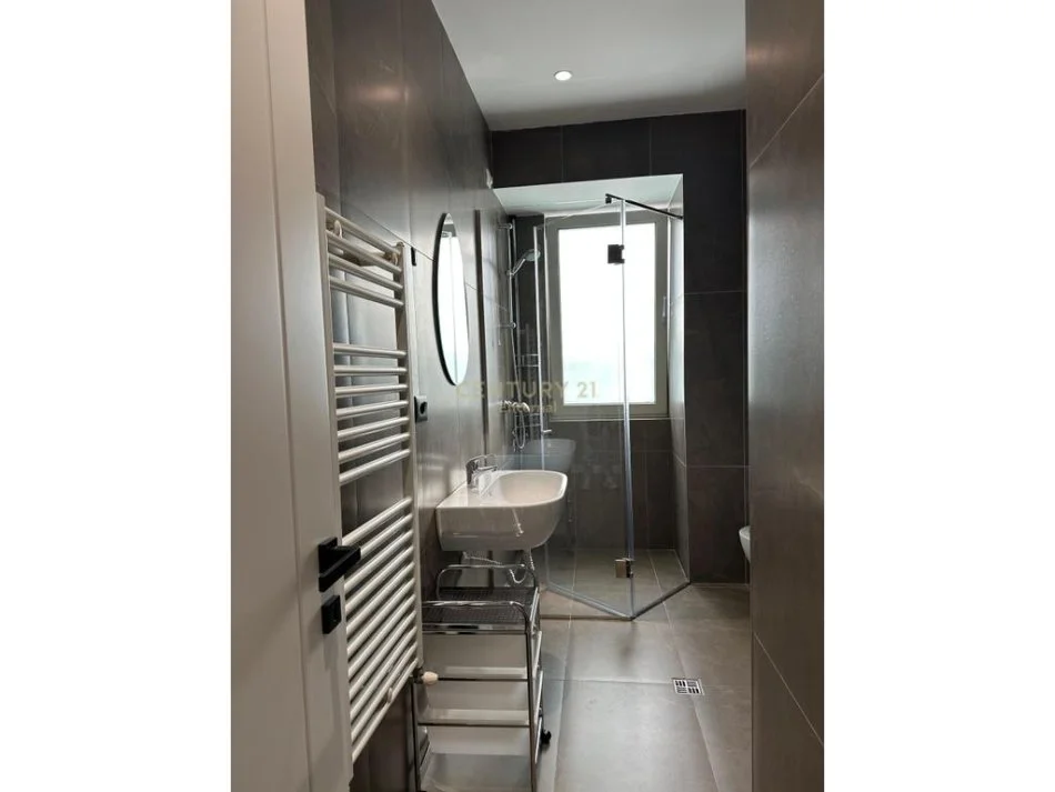Tirane, jepet me qera apartament 2+1+Ballkon Kati 14, 120 m² 2.200 € (Ambasador 3)