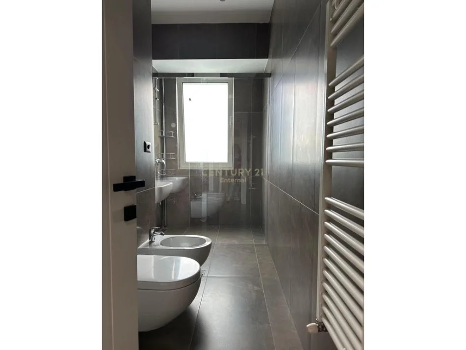 Tirane, jepet me qera apartament 2+1+Ballkon Kati 14, 120 m² 2.200 € (Ambasador 3)