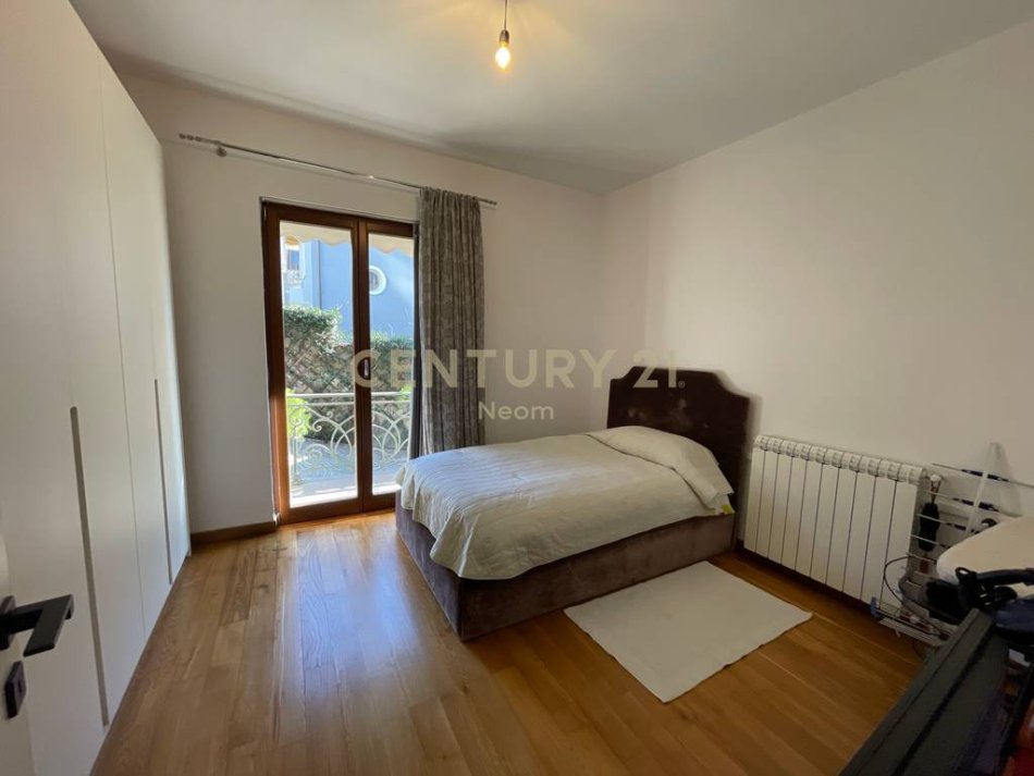 Tirane, jepet me qera Vile 2 Katshe Kati 0, 500 m² 4.500 € (Neom127346)