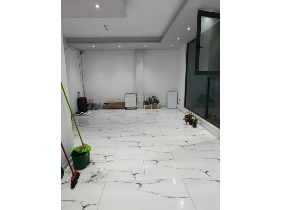 Tirane, jepet me qera ambjent biznesi Kati 2, 107 m² 900 € (misto mame)