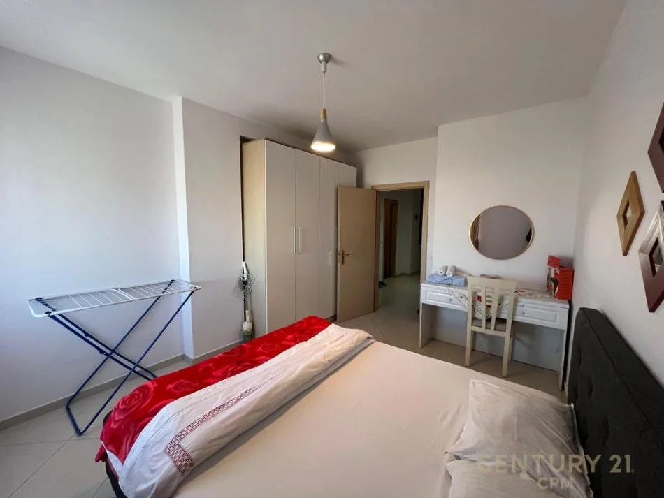 Tirane, jepet me qera apartament 1+1 Kati 8, 500 € (astir)