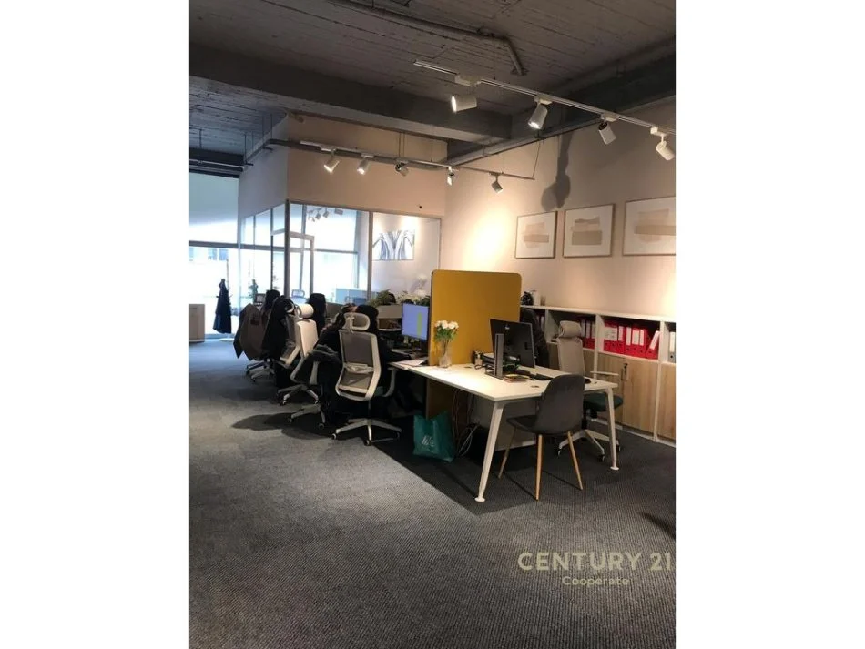 Tirane, jepet me qera zyre Kati 1, 144 m² 2.500 € (Ish Parku)