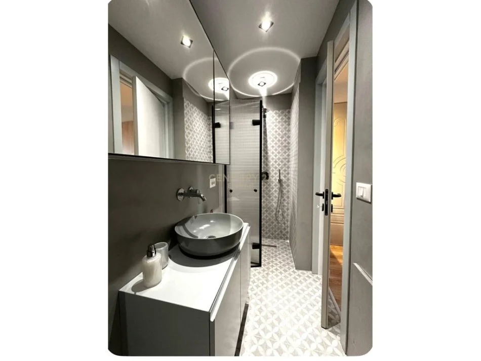 Tirane, jepet me qera vetem 1 dhome 1+1 Kati 3, 30 m² 600 € (qender Tirane)