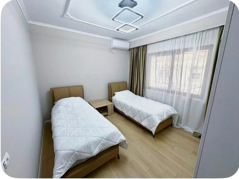 Tirane, jepet me qera apartament 2+1 Kati 1, 75 m² 800 € (Gjon Buzuku)
