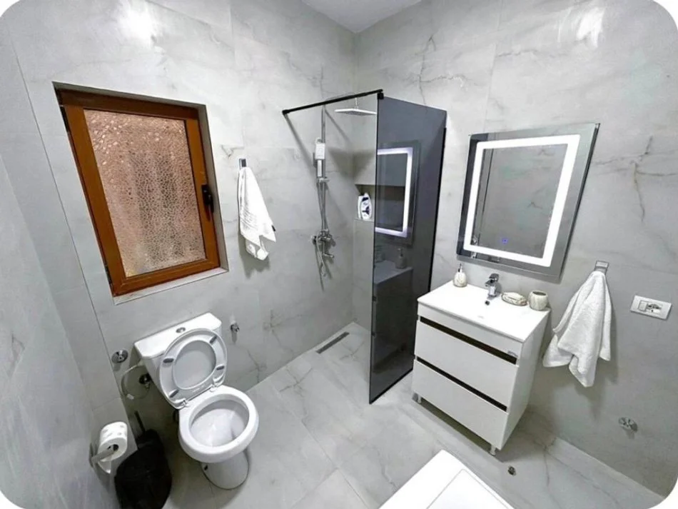 Tirane, jepet me qera apartament 2+1 Kati 1, 75 m² 800 € (Gjon Buzuku)