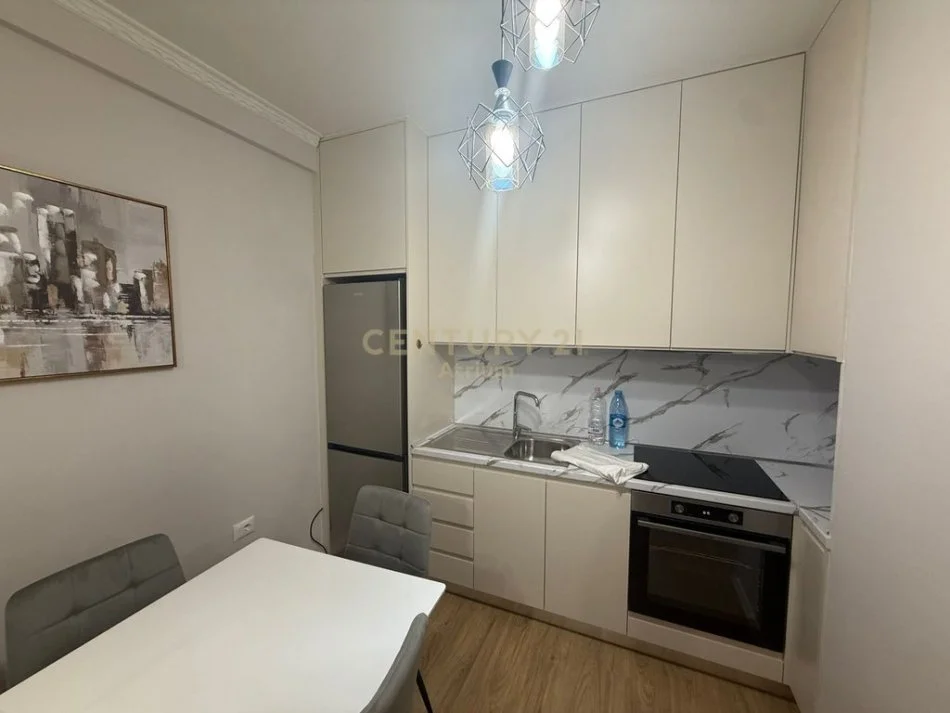 Tirane, jepet me qera apartament 2+1 Kati 8, 84 m² 500 € (Bulevardi Migjeni)