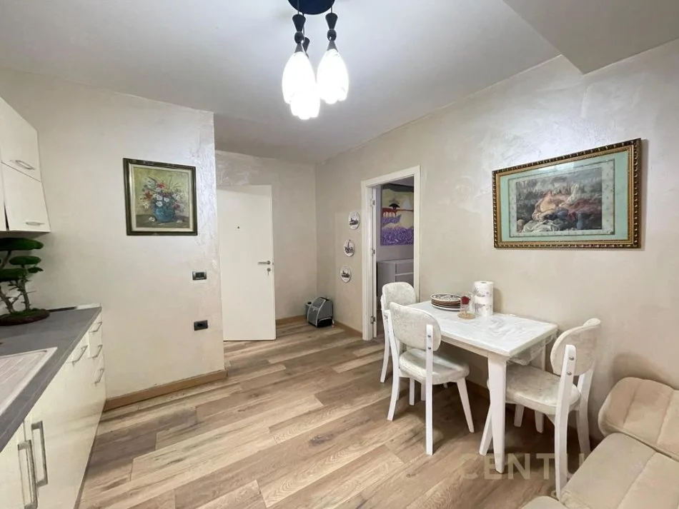 Tirane, jepet me qera 3 Katshe Kati 3, 292 m² 5.000 € 