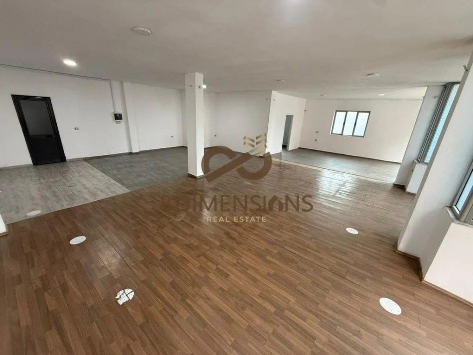 Tirane, jepet me qera zyre Kati 2, 170 m² 650 € (astir)