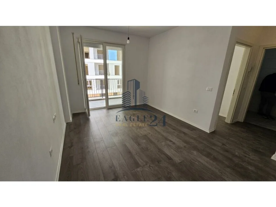 Tirane, shitet apartament 1+1+Aneks Kati 3, 71.000 € (univers city)