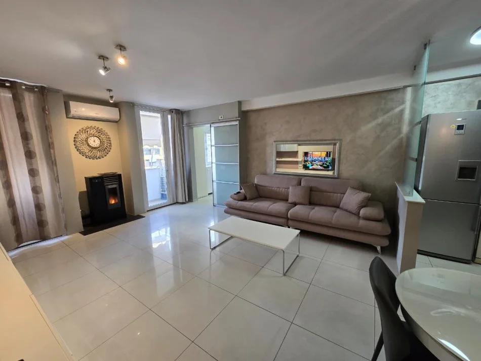 Tirane, jepet me qera apartament 3+1 , 110 m² 700 € (Pazari i ri)