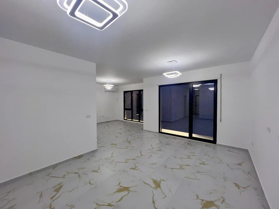 Tirane, jepet me qera apartament 2+1+Ballkon Kati 1, 120 m² 800 € (Tregu elektrik)