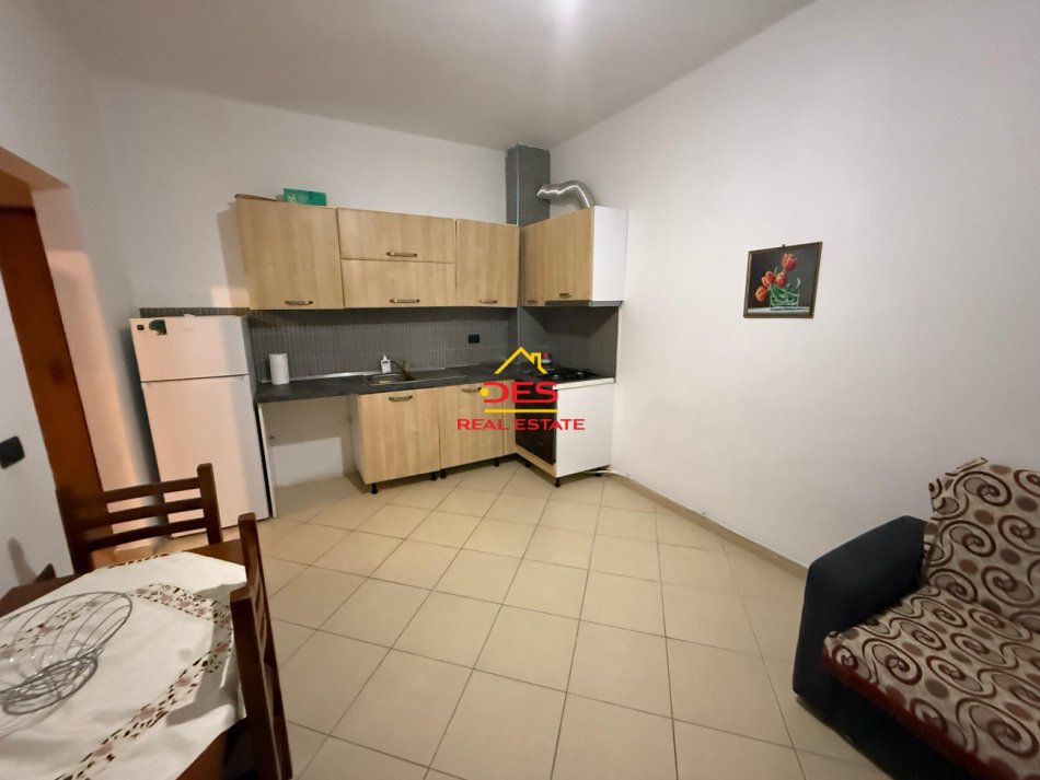 Vlore, jepet me qera apartament 1+1+Ballkon Kati 6, 70 m² 300 € (Rruga Çajupi)