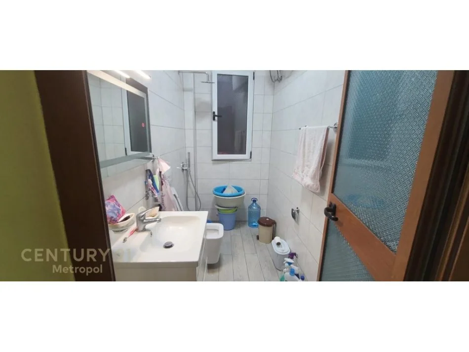 Tirane, shes apartament 3+1 Kati 5, 106 m² 205.000 € (Shkolla e Kuqe)