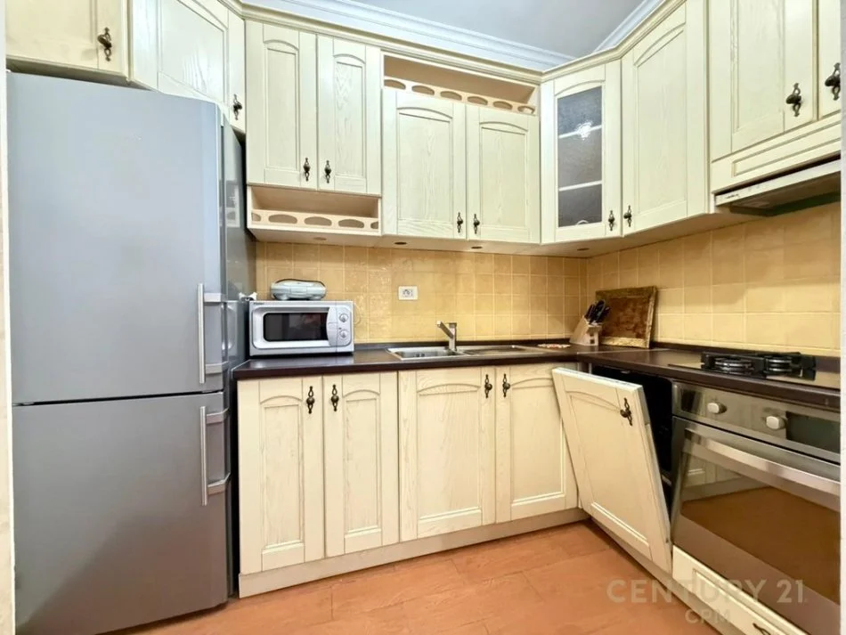 Tirane, jepet me qera apartament 2+1+Ballkon Kati 7, 106 m² 650 € (bulevardi i ri perballe hipotekes)