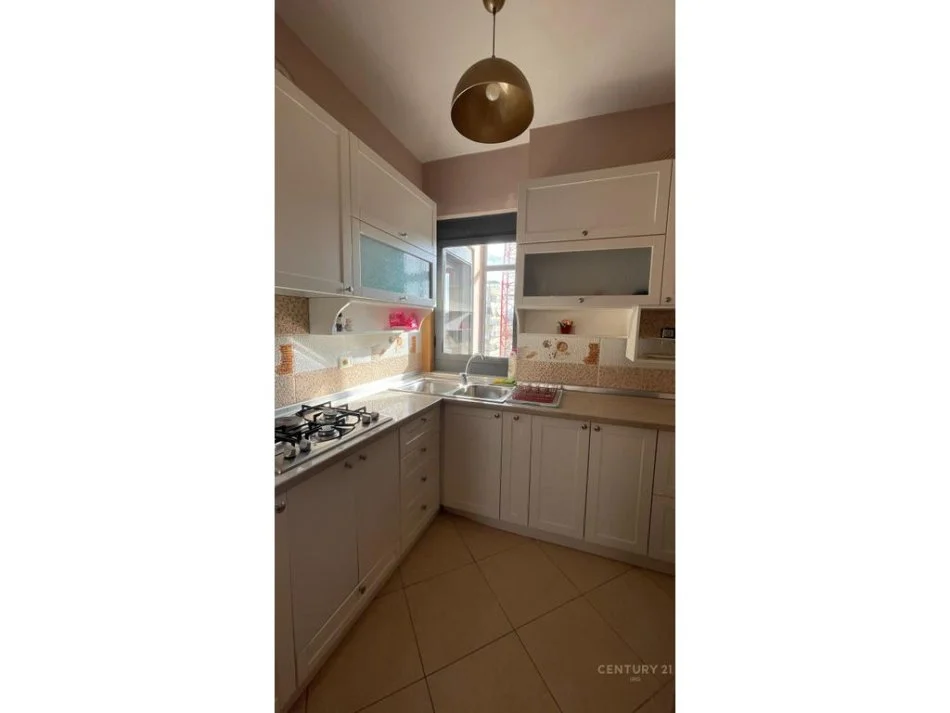 Tirane, jepet me qera apartament 1+1 Kati 9, 56 m² 500 € (9 katshet barrikada)
