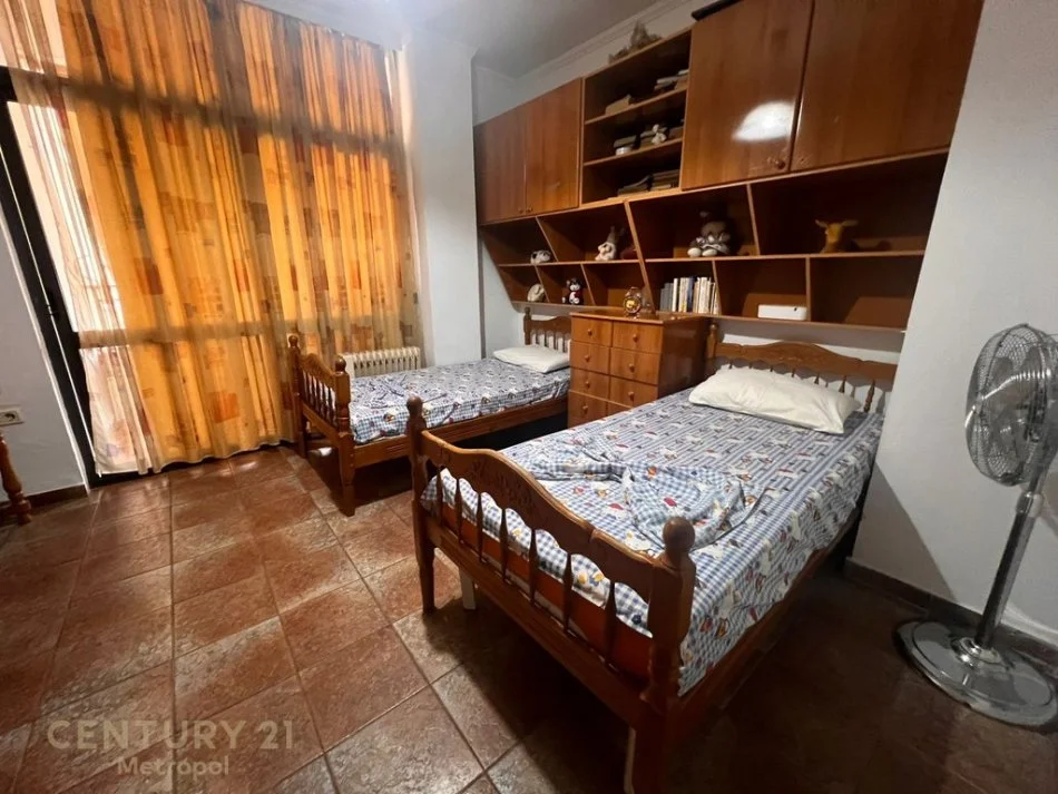 Tirane, jepet me qera apartament 2+1+Ballkon Kati 8, 96 m² 650 € (rruga e dibres prane gjimnazi partizani)