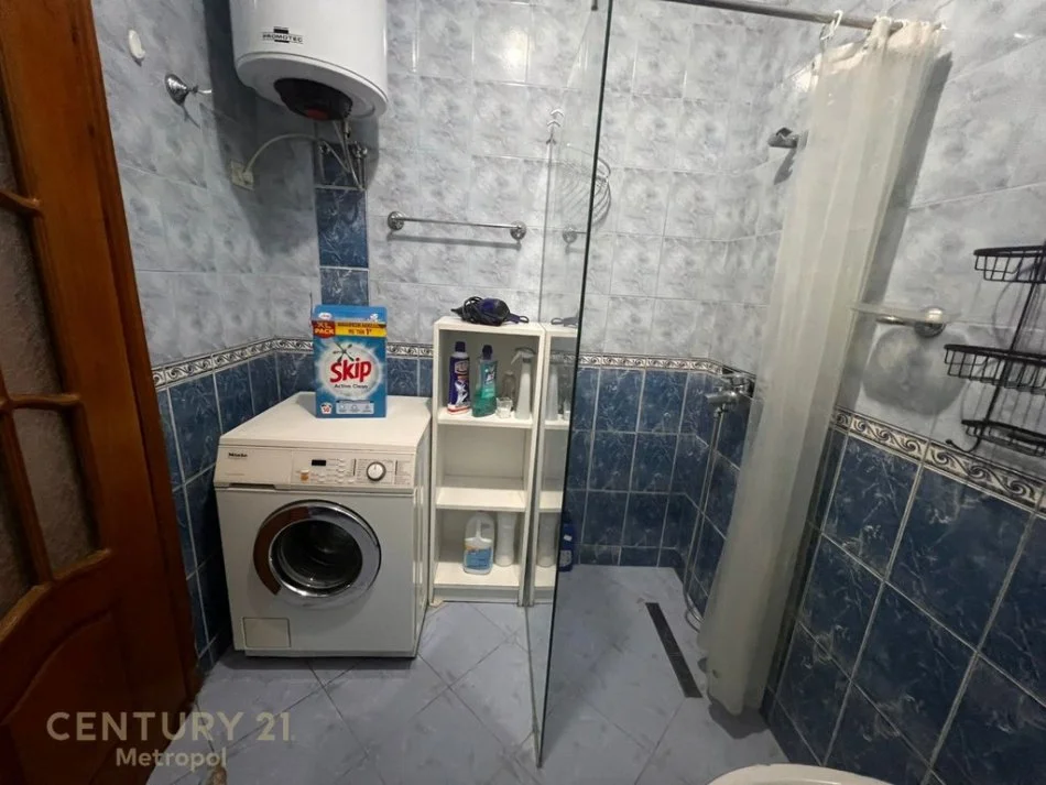 Tirane, jepet me qera apartament 2+1+Ballkon Kati 8, 96 m² 650 € (rruga e dibres prane gjimnazi partizani)