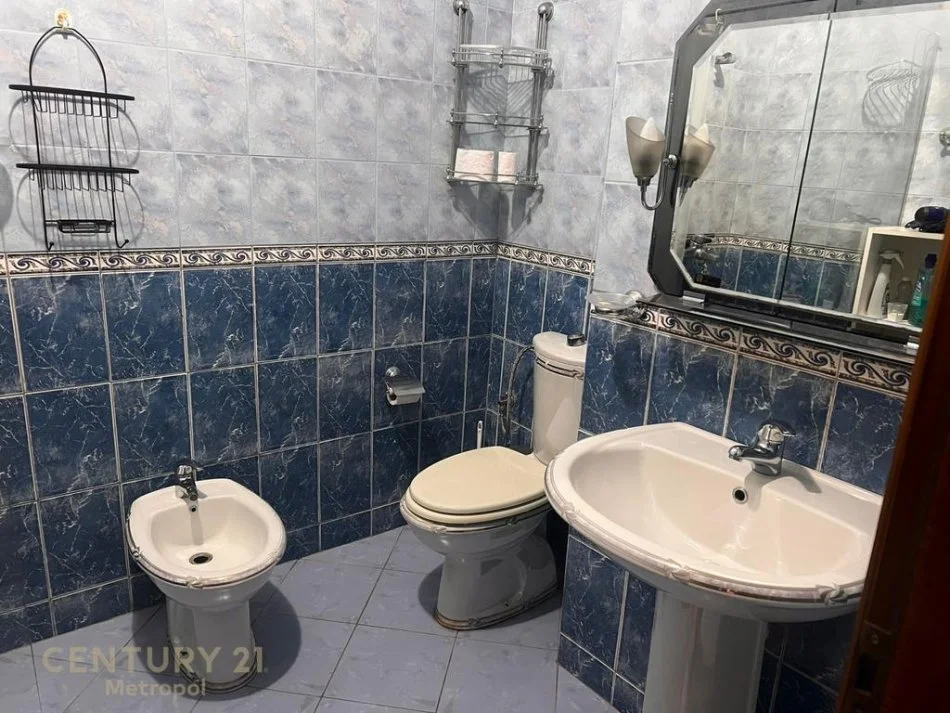 Tirane, jepet me qera apartament 2+1+Ballkon Kati 8, 96 m² 650 € (rruga e dibres prane gjimnazi partizani)