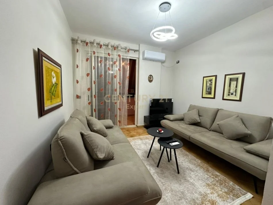 Tirane, jepet me qera apartament 1+1 Kati 4, 72 m² 700 € (blloku)
