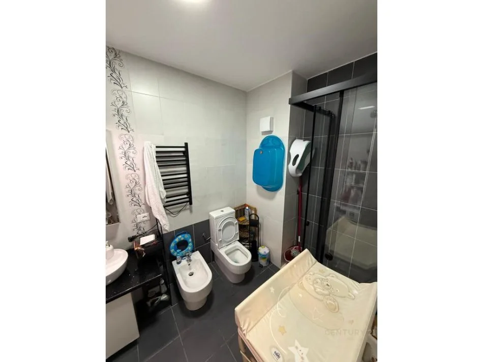 Tirane, jepet me qera apartament 2+1 Kati 3, 83 m² 600 € (ali demi)