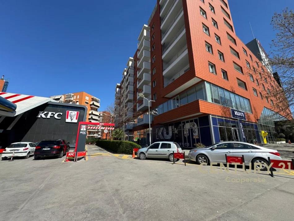 Tirane, jepet me qera dyqan Kati 0, 250 m² 5.000 € (DElijorgji)