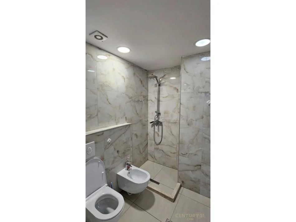 Tirane, jepet me qera apartament 1+1+Ballkon Kati 2, 60 m² 800 € (9 Katëshet)