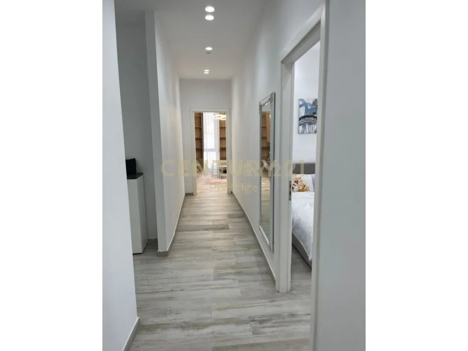 Tirane, jepet me qera apartament 2+1+Ballkon Kati 4, 118 m² 1.300 € (Rruga Dritan Mezini)
