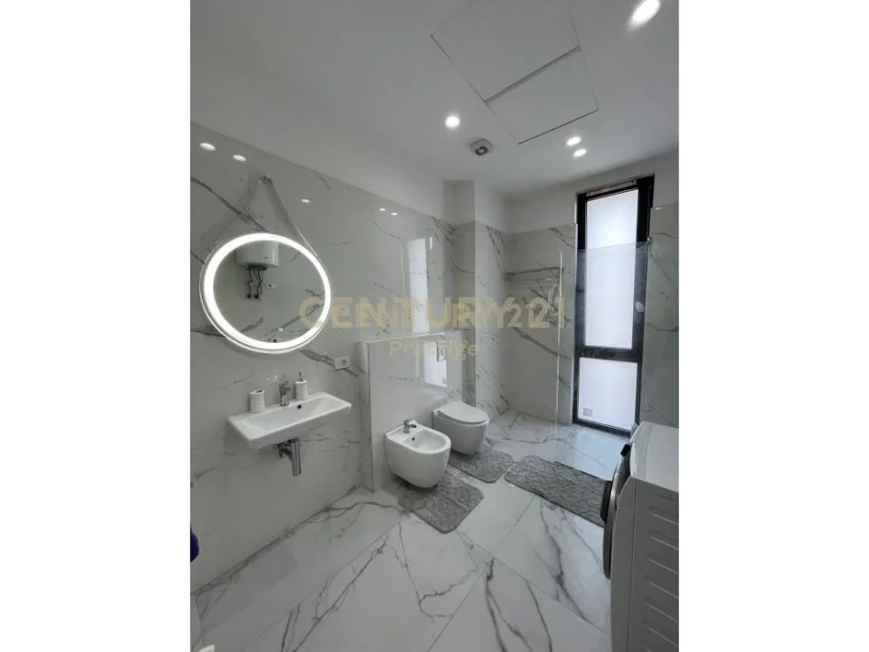 Tirane, jepet me qera apartament 2+1+Ballkon Kati 4, 118 m² 1.300 € (Rruga Dritan Mezini)