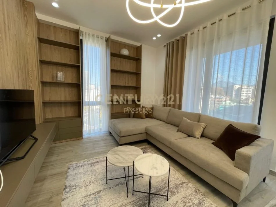 Tirane, jepet me qera apartament 2+1+Ballkon Kati 4, 118 m² 1.300 € (Rruga Dritan Mezini)