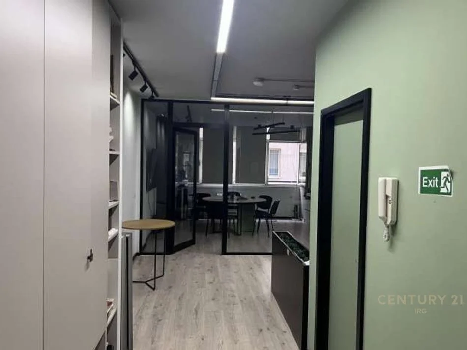 Tirane, jepet me qera apartament 2+1 Kati 1, 118 m² 2.000 € (Rruga Vaso Pasha)
