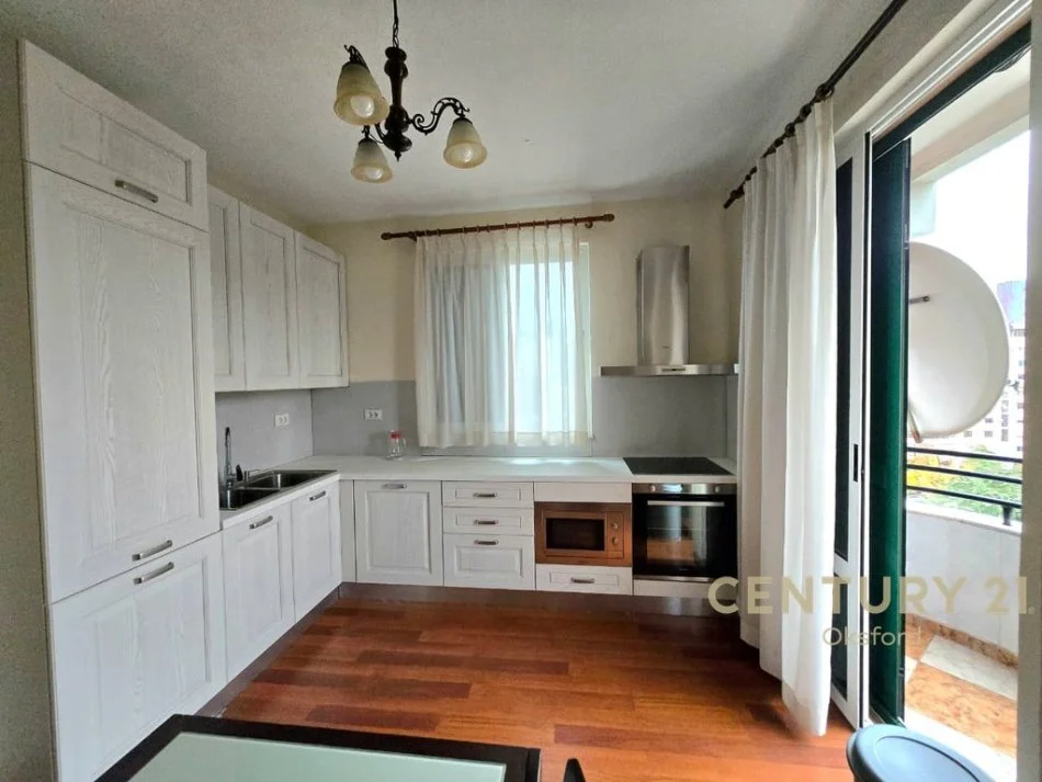 Tirane, jepet me qera apartament 2+1 Kati 7, 116 m² 1.300 € (Bllok)